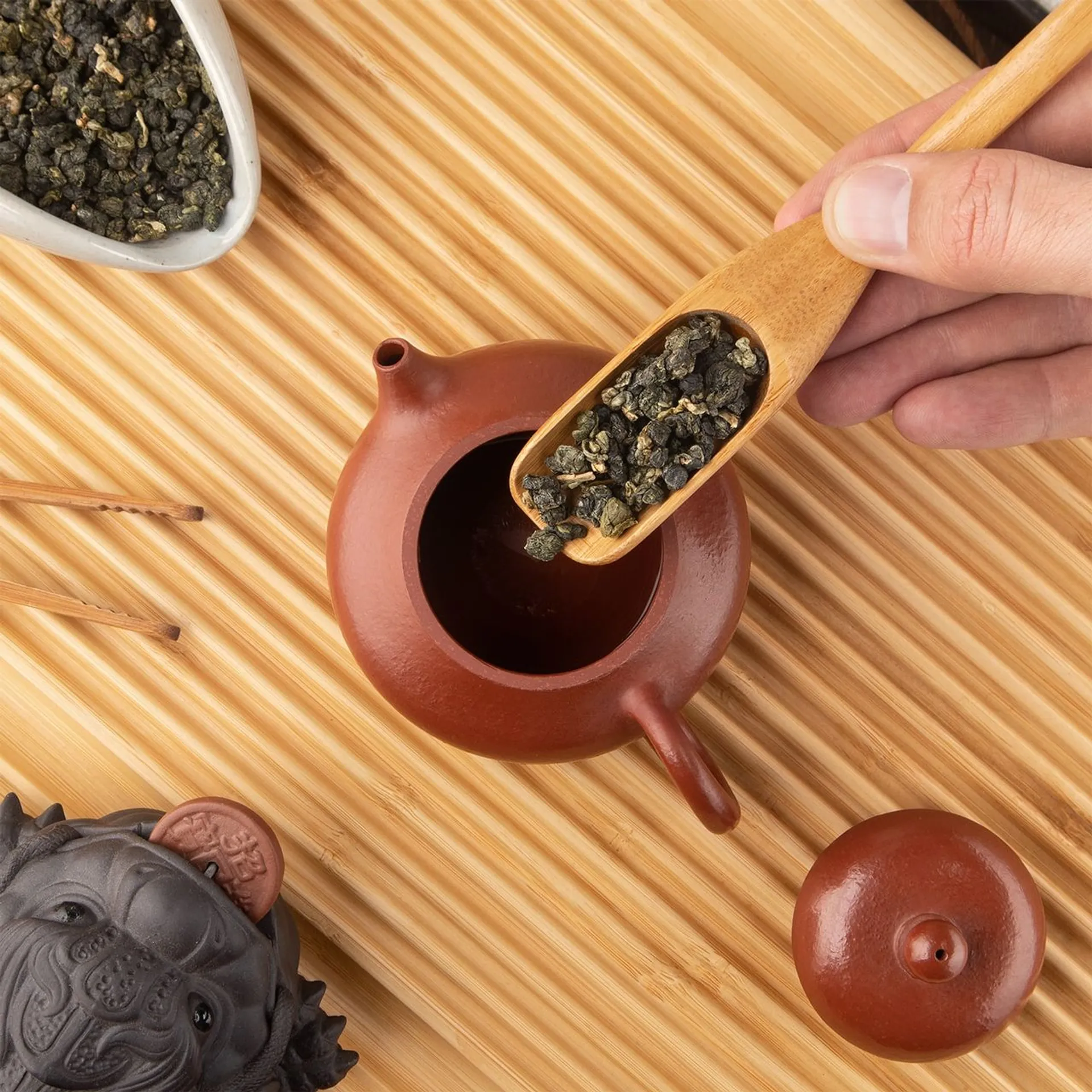 Чайник с чаем